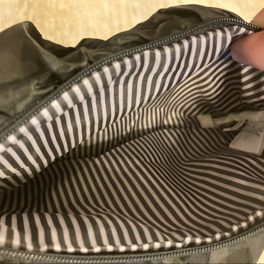 Thirty-One Ruffled Pouch - Picture 2 of 2